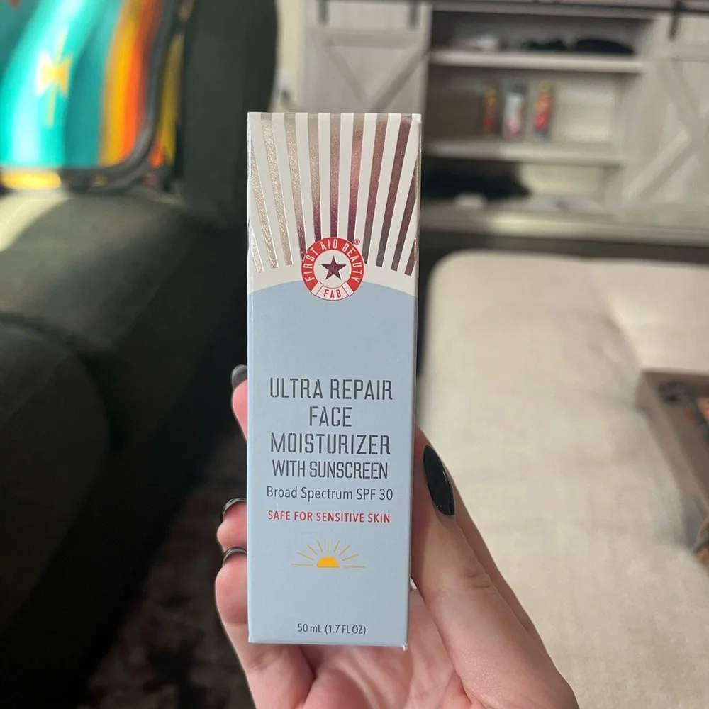 First Aid Beauty - Ultra Repair Moisturizer SPF 30 - Picture 2 of 8